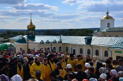 sluzhenie molebna vozglavlyaet Nikon arhiepiskop Lipeckij i Eletskij 2